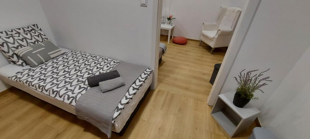 London Fog Apartment In The Party District 布达佩斯 外观 照片